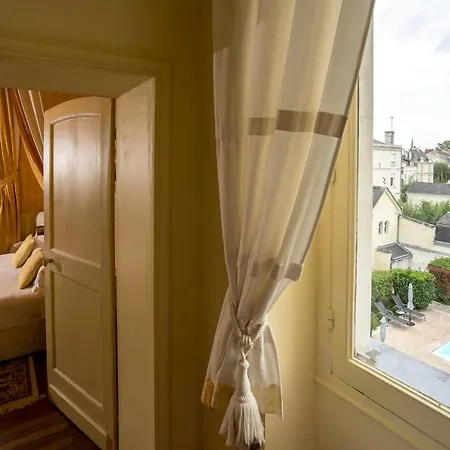 Chateau De Verrieres & מלון