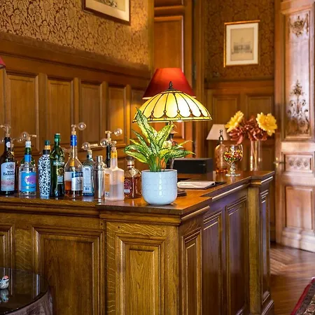 Chateau De Verrieres & Отель